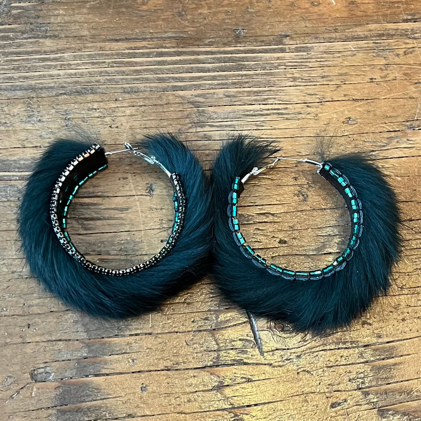 Green Rabbit Fur Kwa Kwa Form Line Closed Hoop Earrings